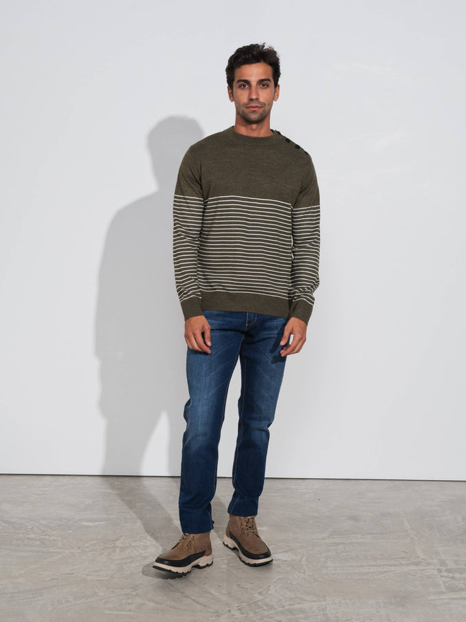 Maglione uomo a righe con bottoni sulla spalla