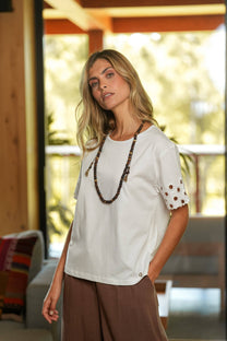 T-shirt in cotone con maniche ricamate