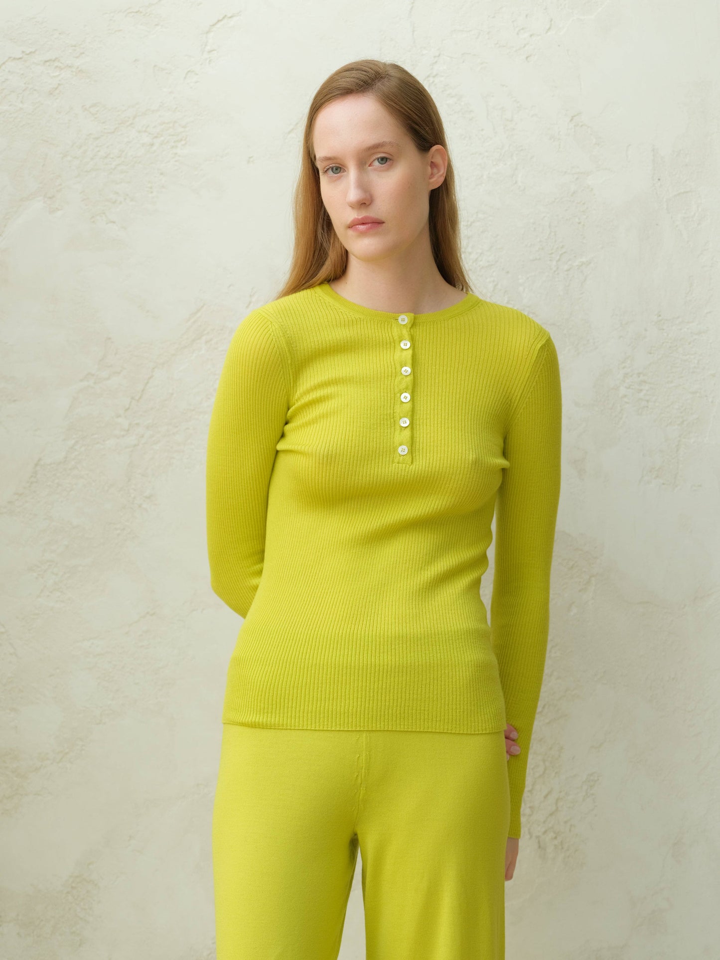 Maglione a costine in lana merino extra fine con bottoni