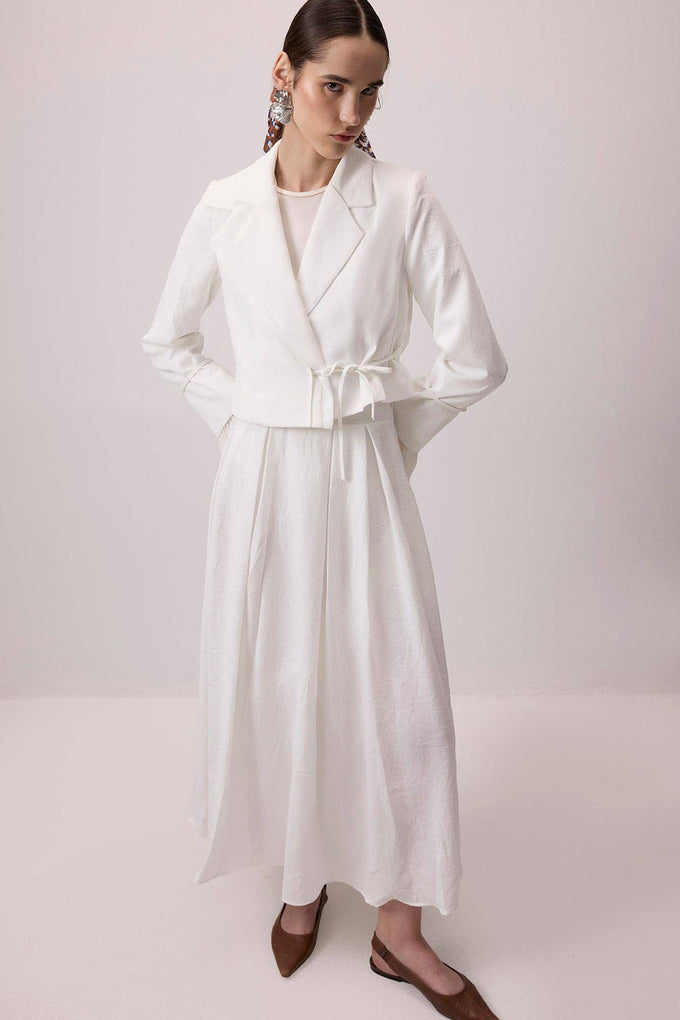 Completo con giacca doppiopetto e gonna lunga bianca