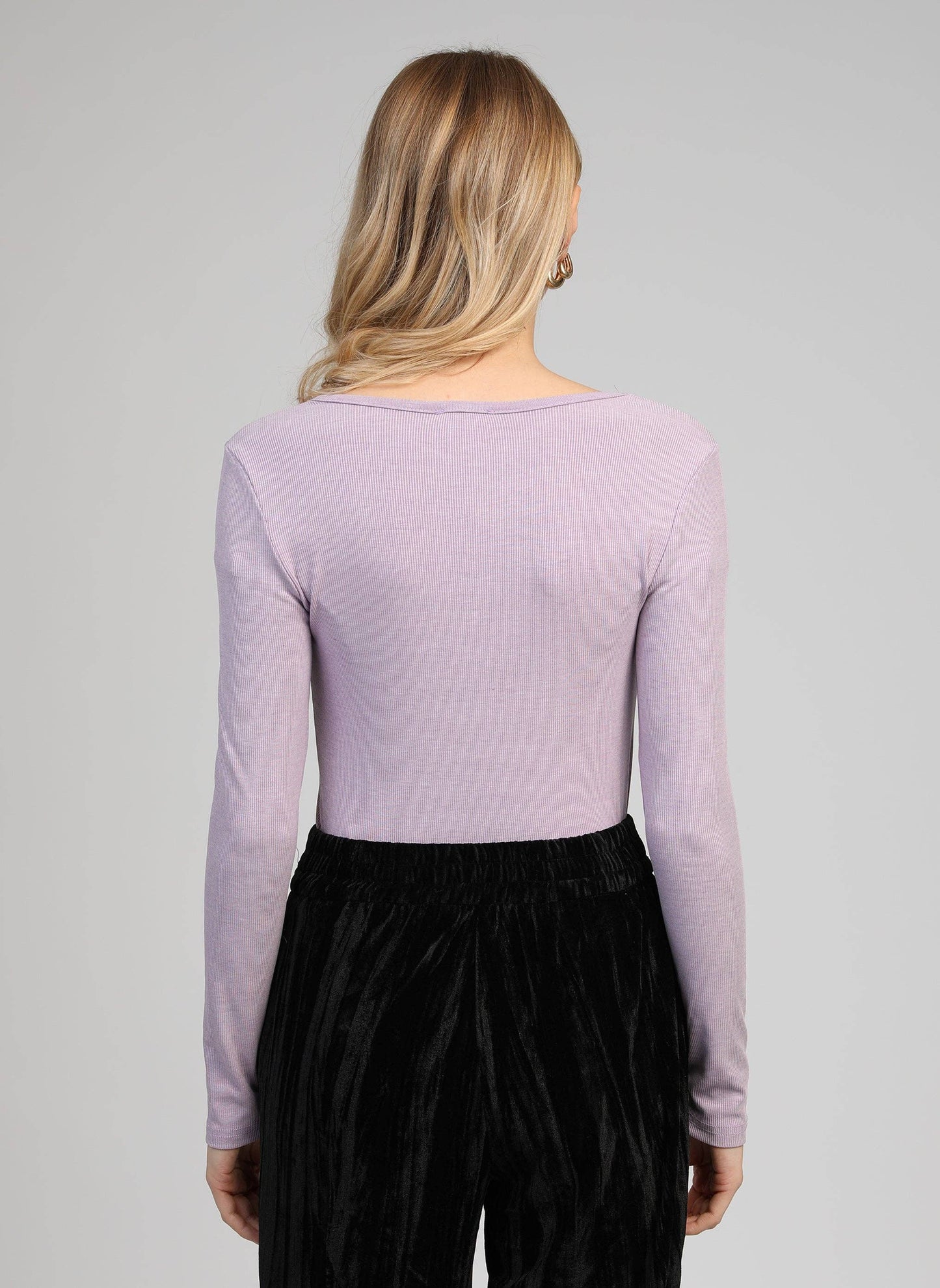 T-shirt lilla a costine con scollo quadrato