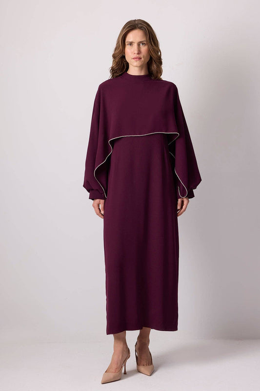 Abito maxi prugna con mantella e ricamo di pietre