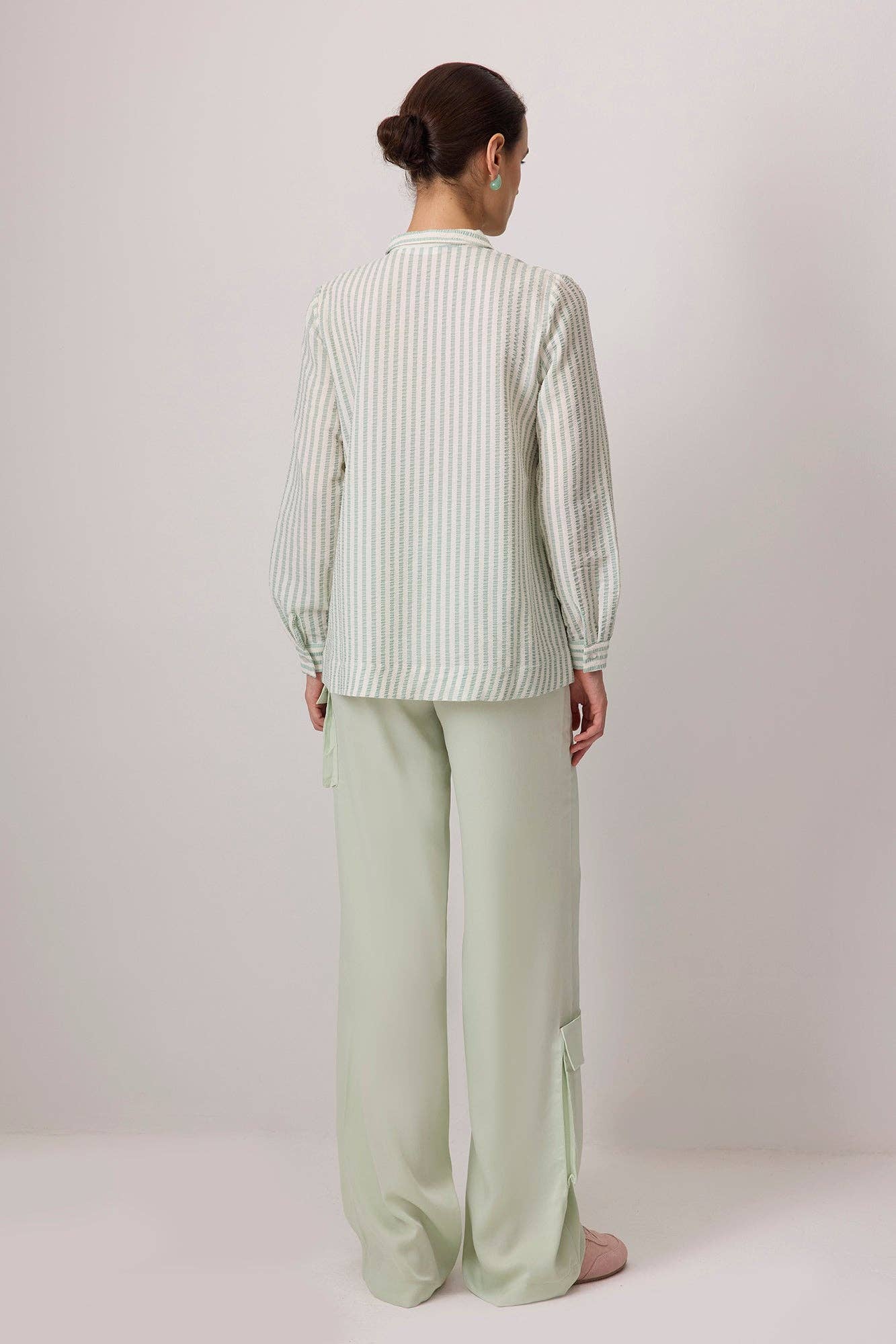 Camicia seersucker a righe con bottoni asimmetrici menta e bianco