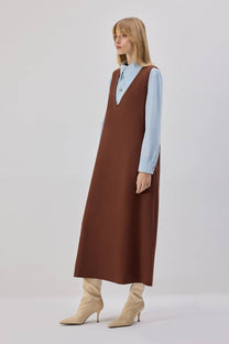 Abito pinafore lungo marrone con scollo a V
