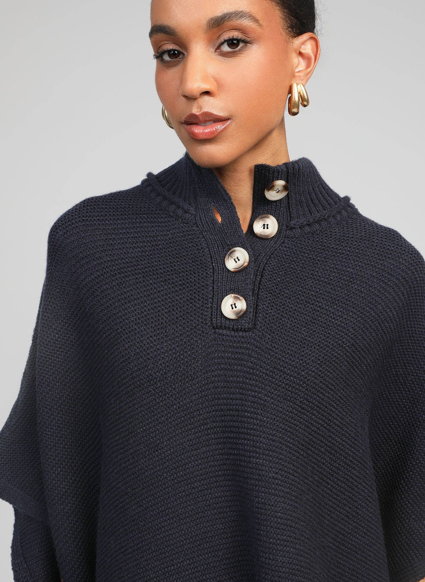 Poncho in maglia blu navy con collo alto