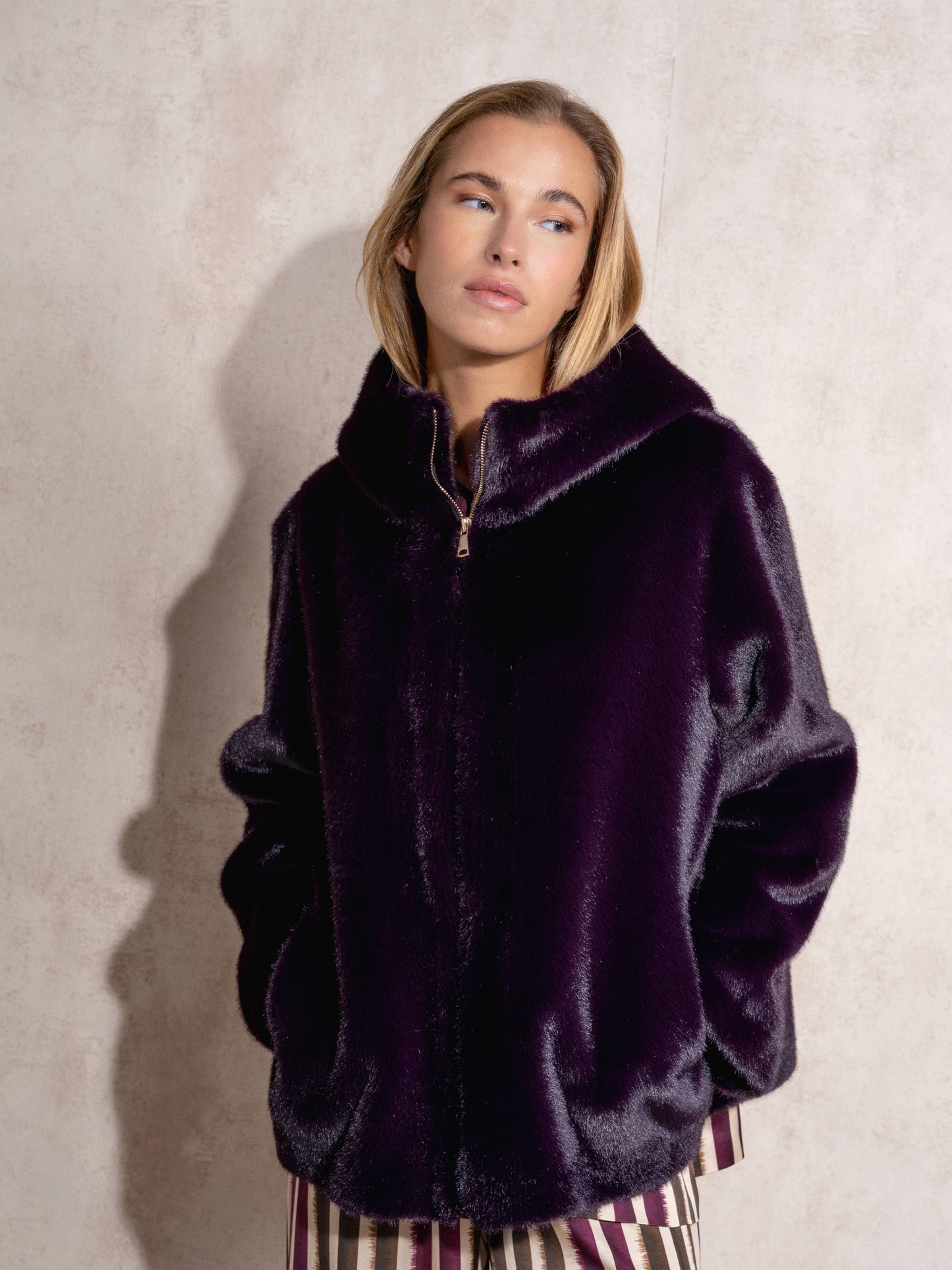 Cappotto corto in eco pelliccia con cappuccio