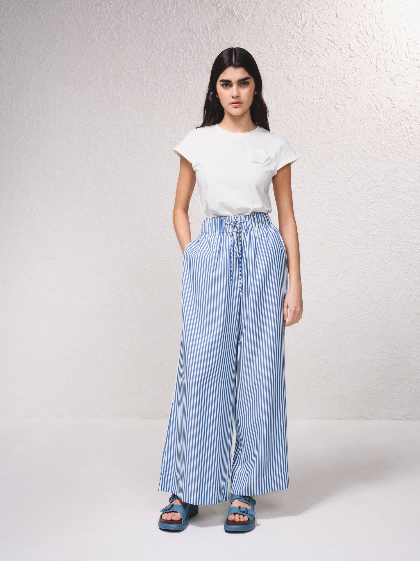 Pantaloni palazzo a righe con vita elasticizzata e laccio
