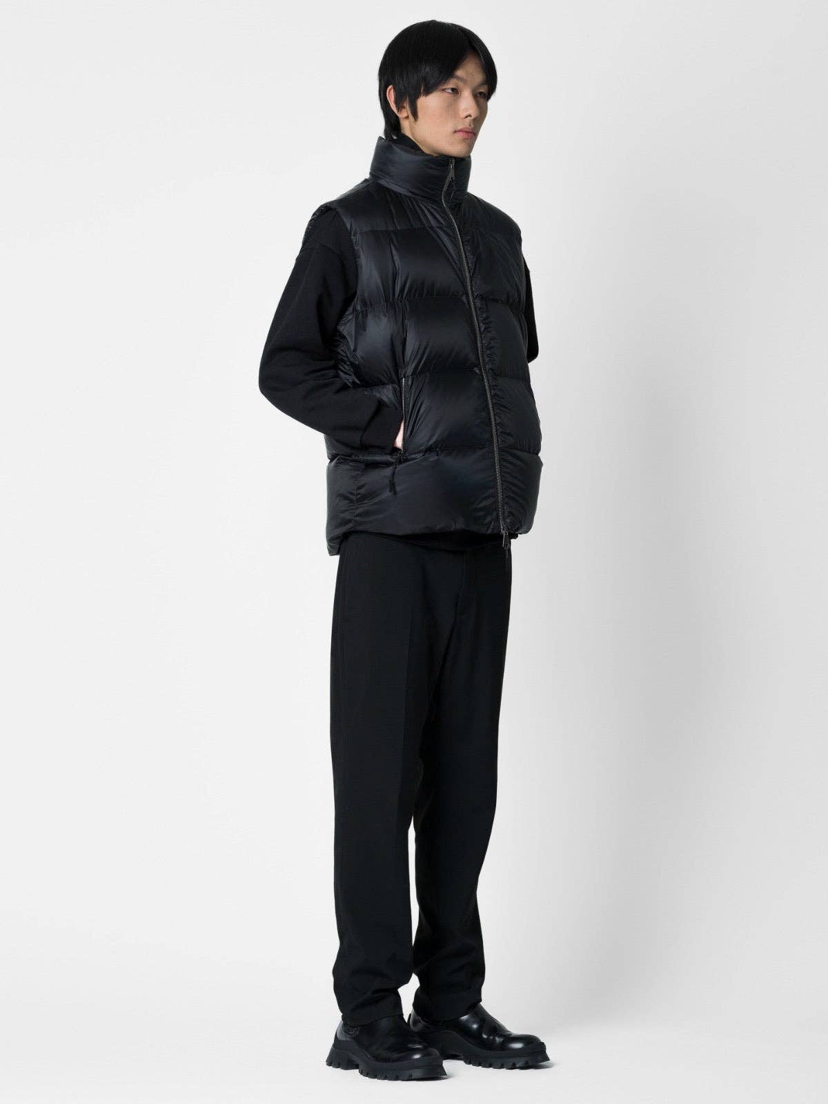 Gilet piumino nero con zip e piuma riciclata