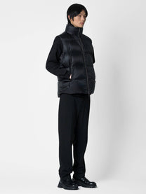 Gilet piumino nero con zip e piuma riciclata