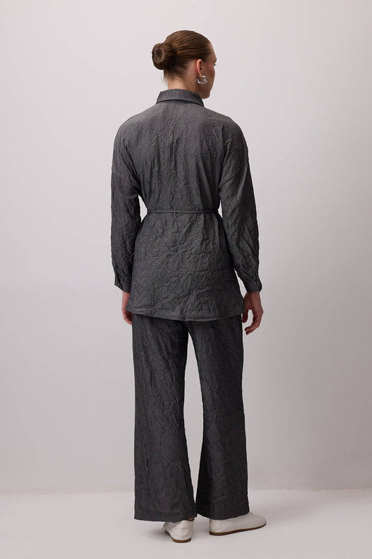 Completo camicia e pantaloni testurizzati effetto stropicciato