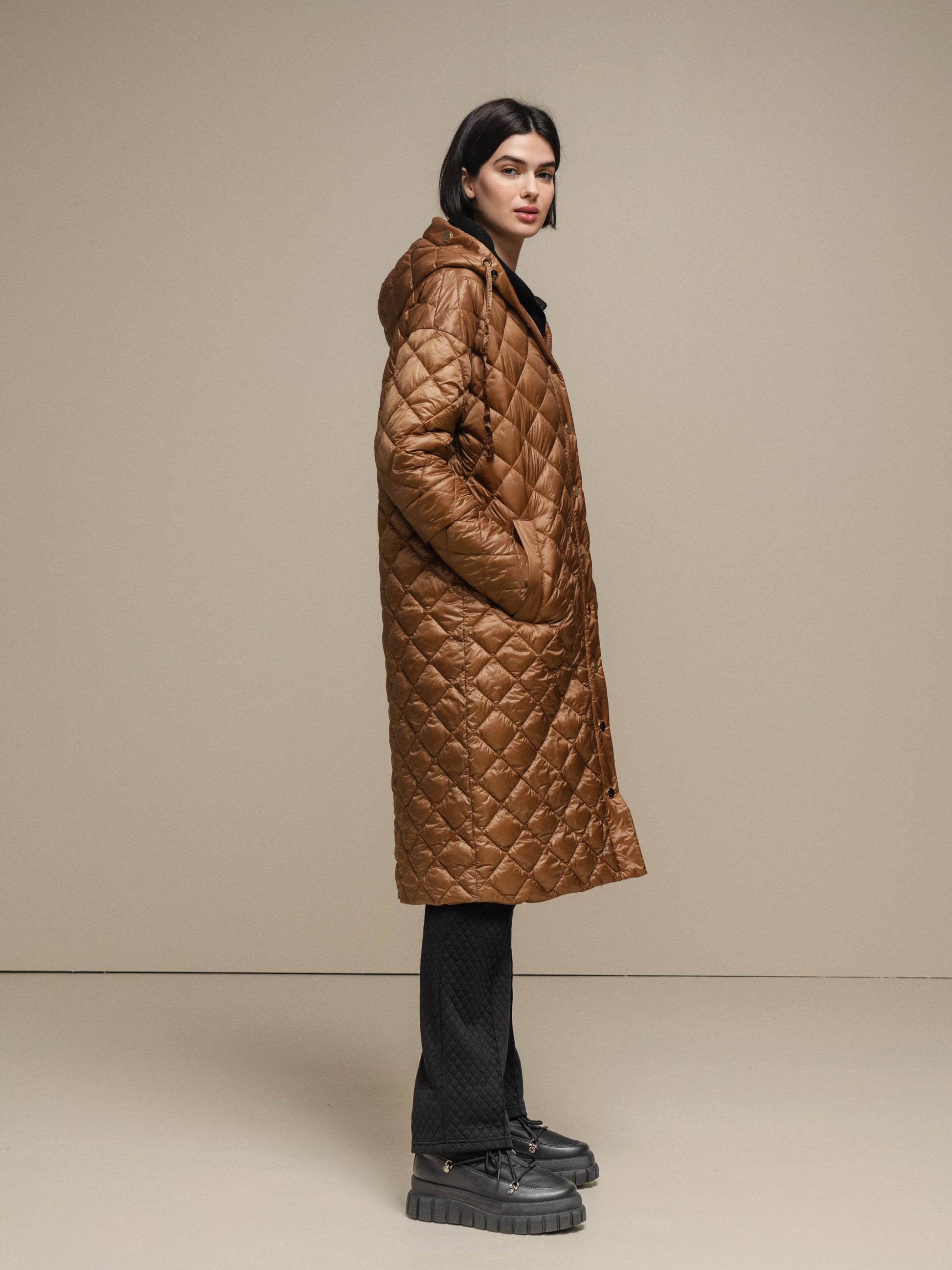 Cappotto trapuntato lungo con cappuccio