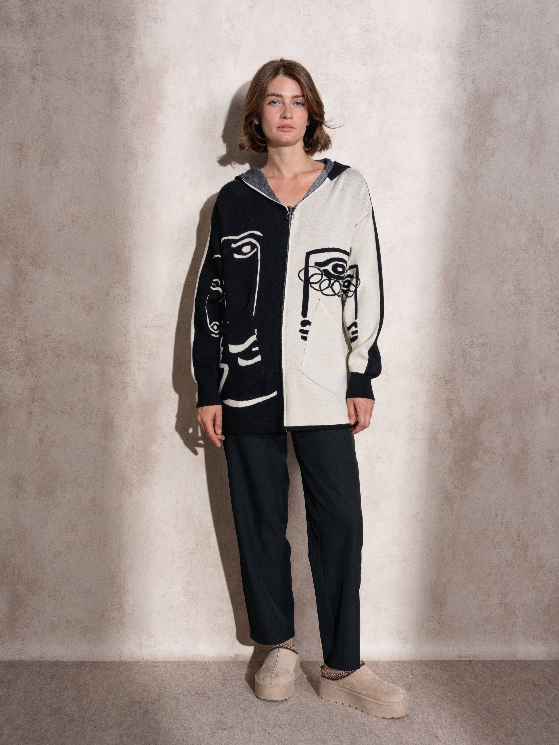 Cappotto cardigan in maglia con cappuccio e zip bicolor con stampa grafica