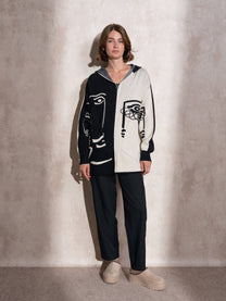 Cappotto cardigan in maglia con cappuccio e zip bicolor con stampa grafica