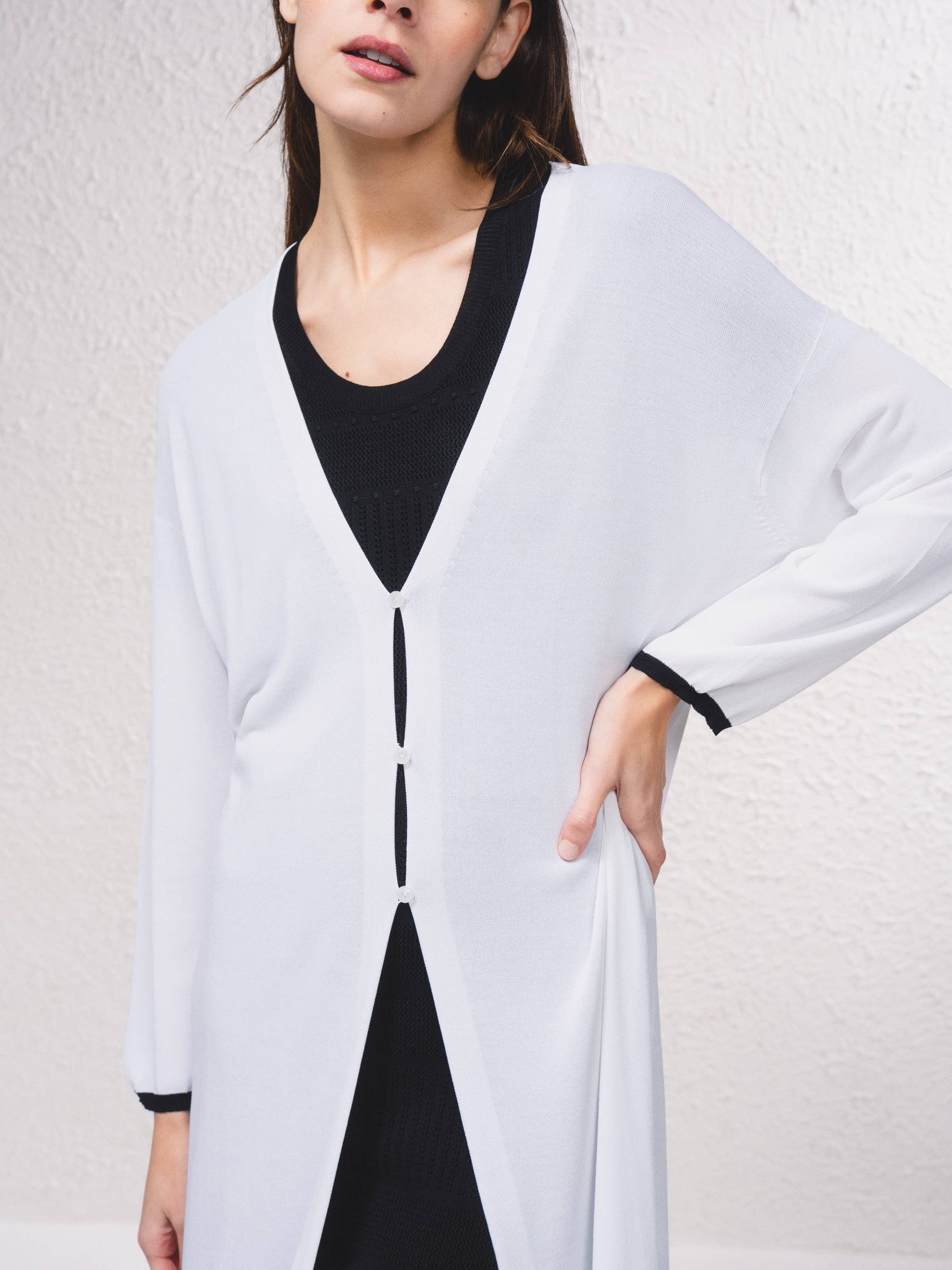 Cappotto lungo in maglia fine con scollo a V