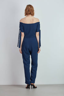 Tuta off-shoulder con bottoni dorati