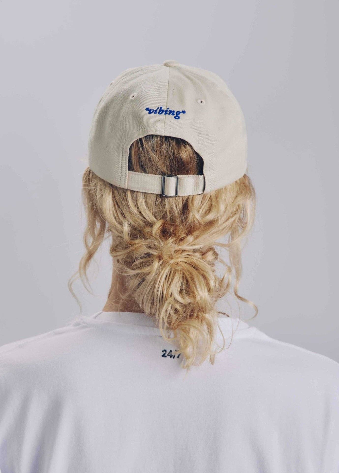 Cappellino beige con ricamo “Just Here For The Vibes”