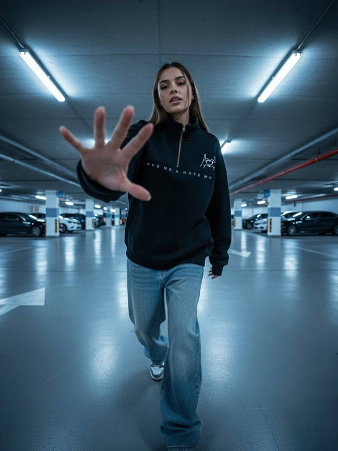 Felpa oversize unisex nera con mezza zip e scritta Love Me & Hate Me