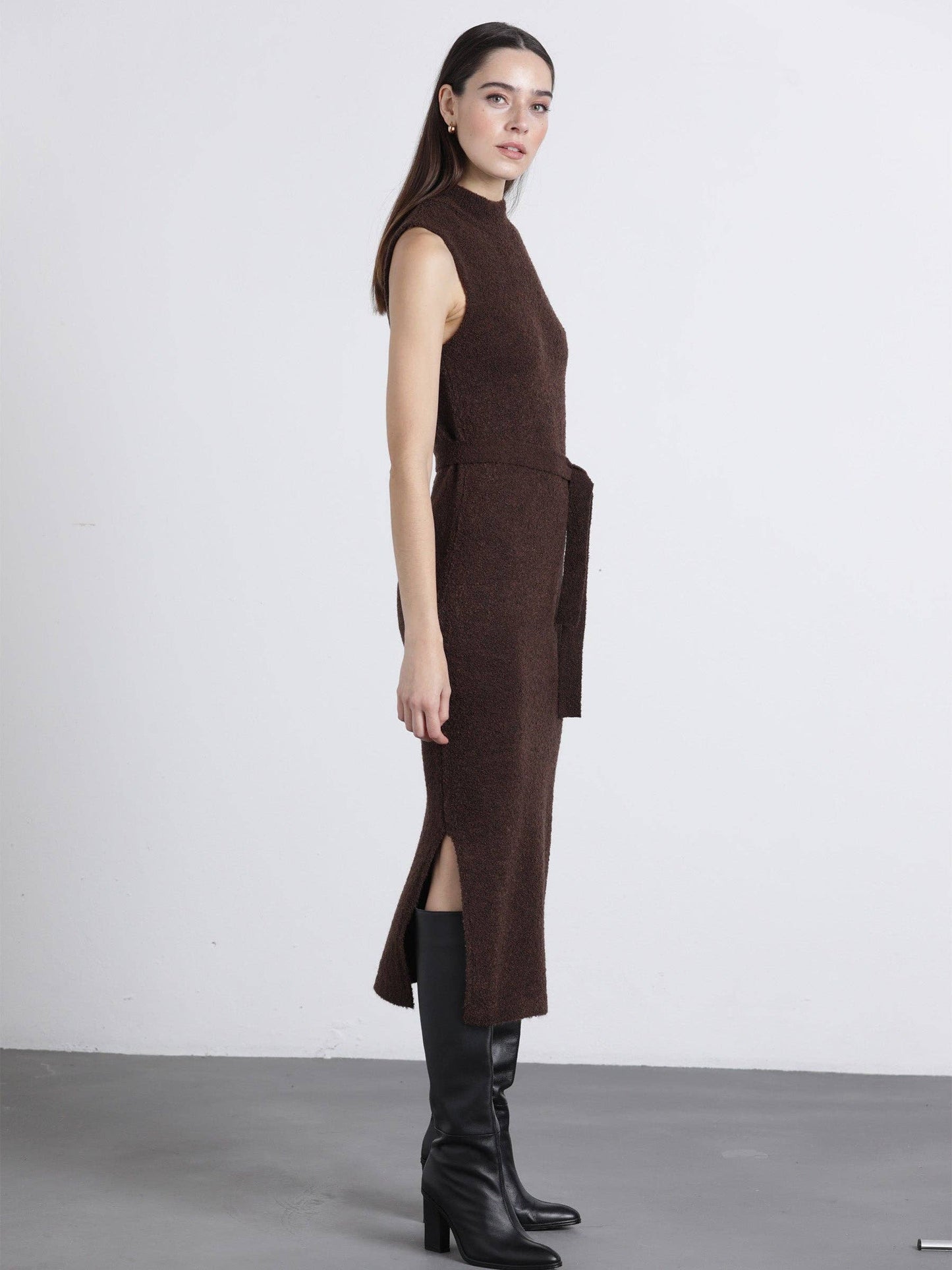 Abito midi in maglia a rete con cintura