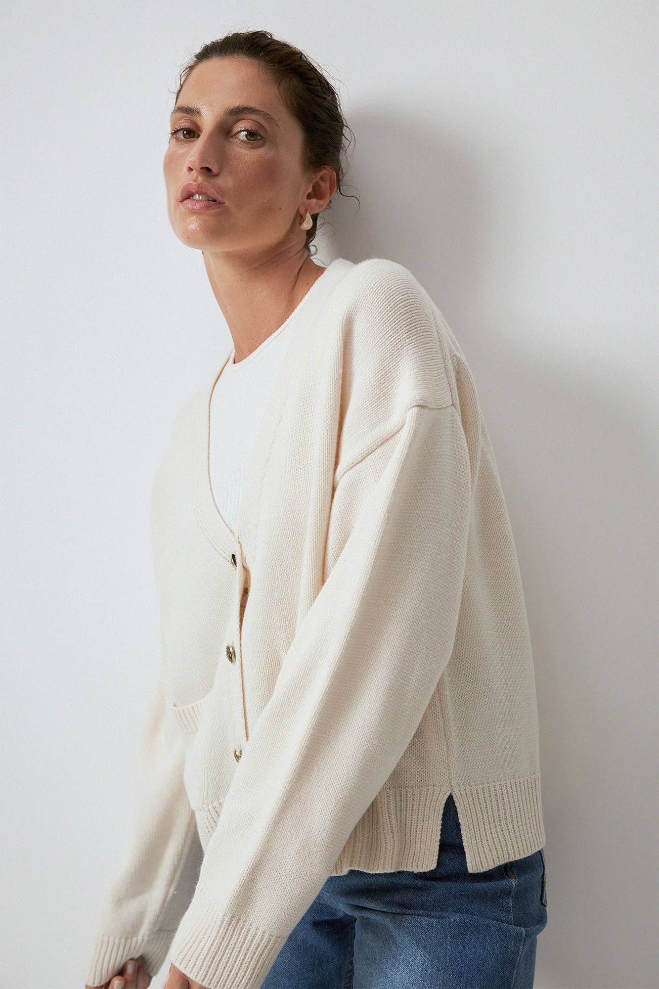 Cardigan in maglia crema con tasche e bottoni