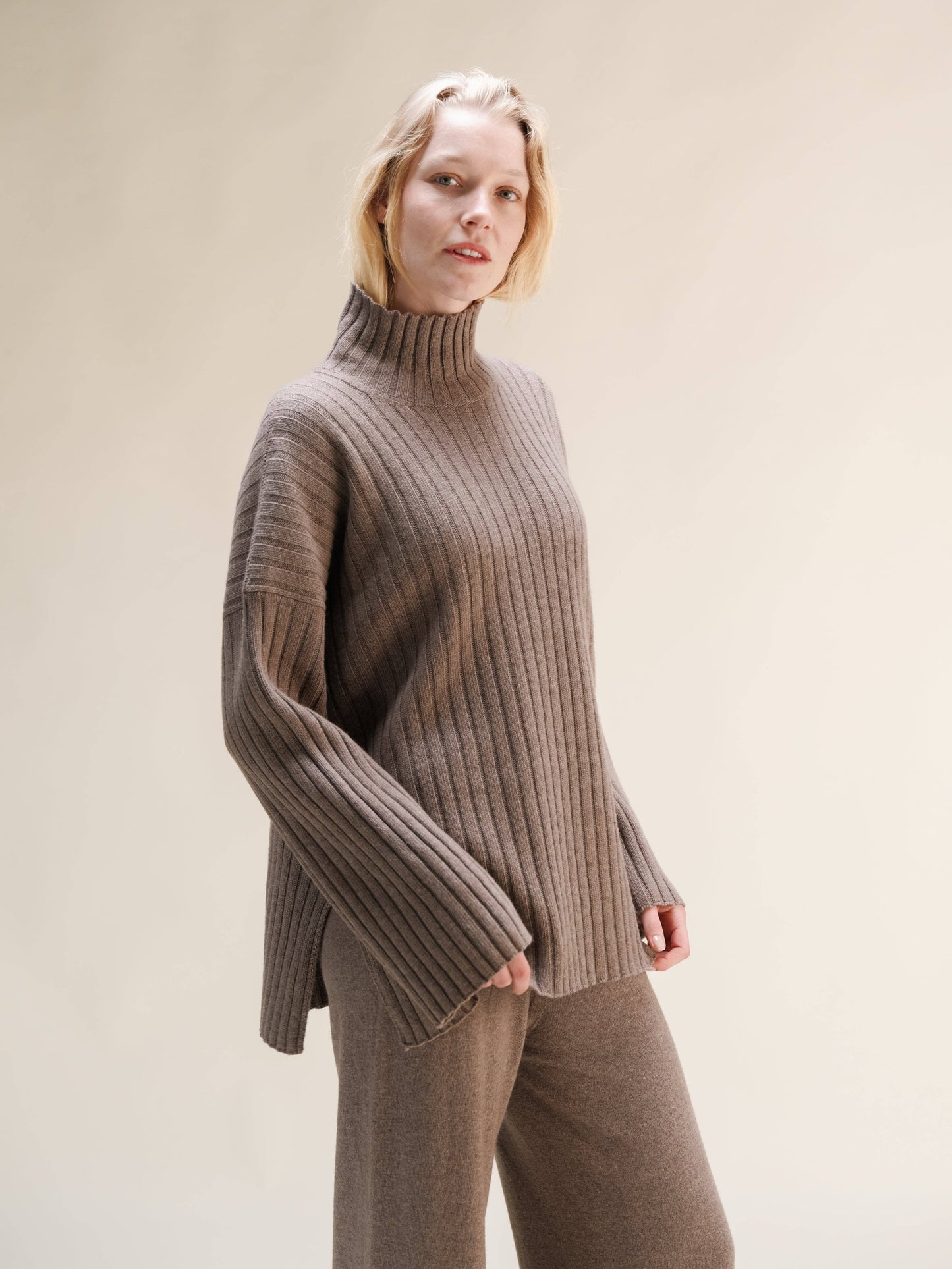 Maglione dolcevita oversize a coste in misto cashmere con spacchi laterali