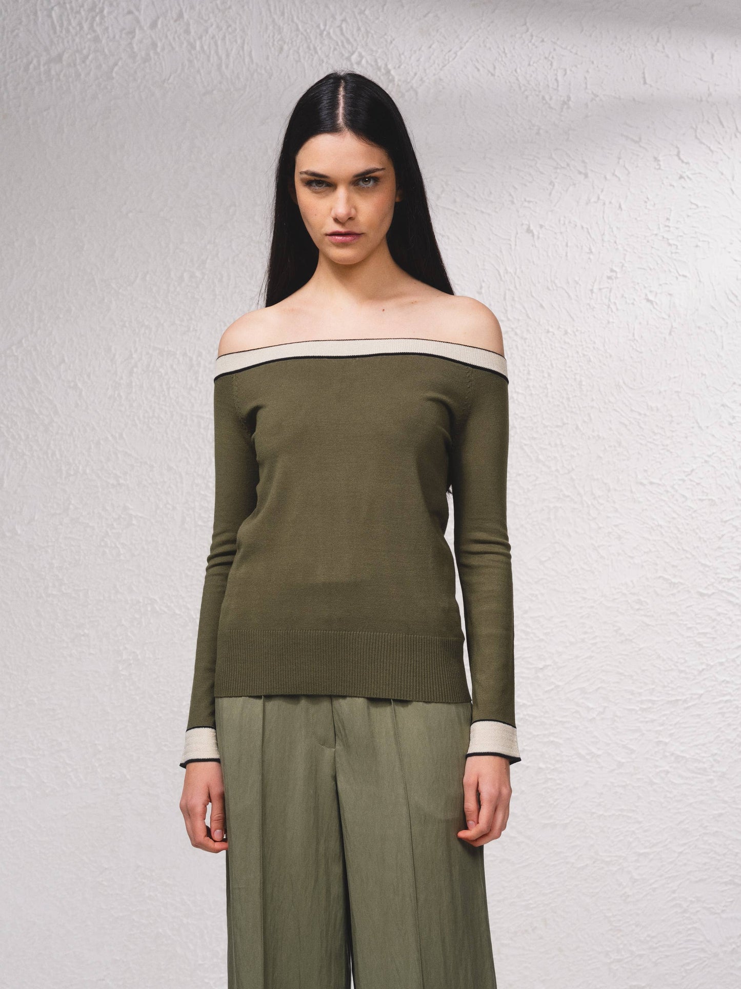 Maglione off-shoulder in lurex con profili a contrasto