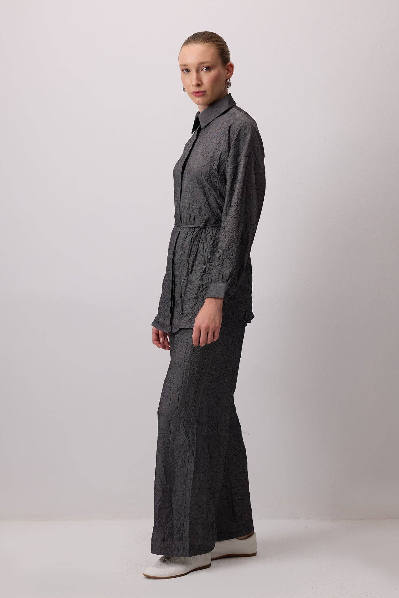Completo camicia e pantaloni testurizzati effetto stropicciato