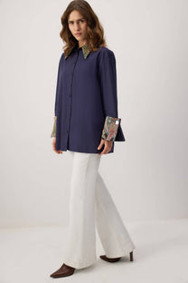 Camicia blu navy con dettagli etnici