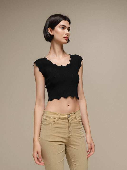 Top crop in maglia a costine con bordo ondulato