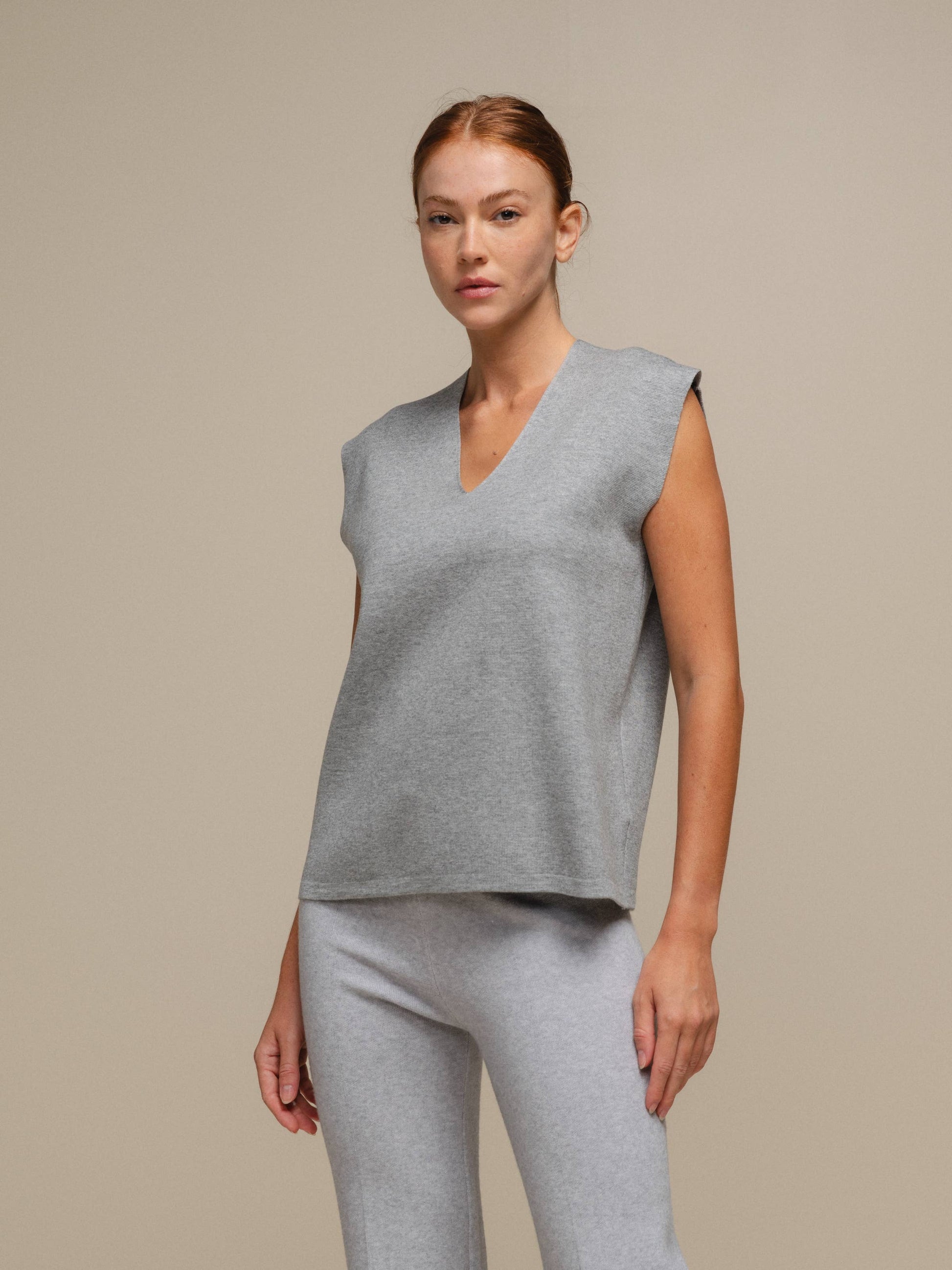 Maglione smanicato in maglia con scollo a V