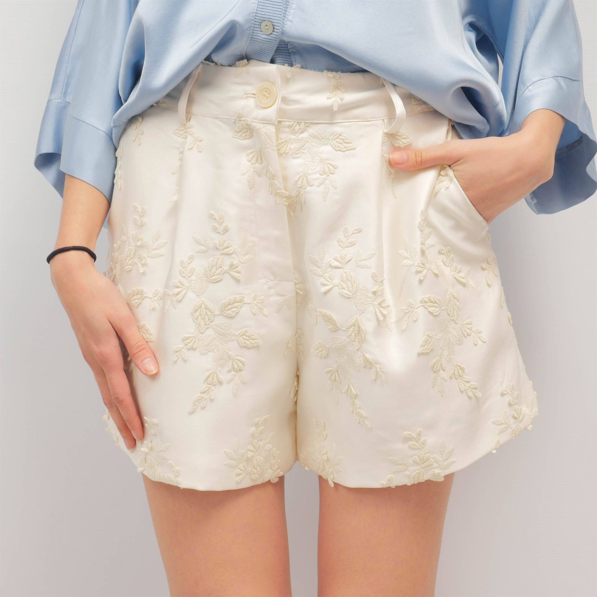 Shorts in raso con ricamo floreale