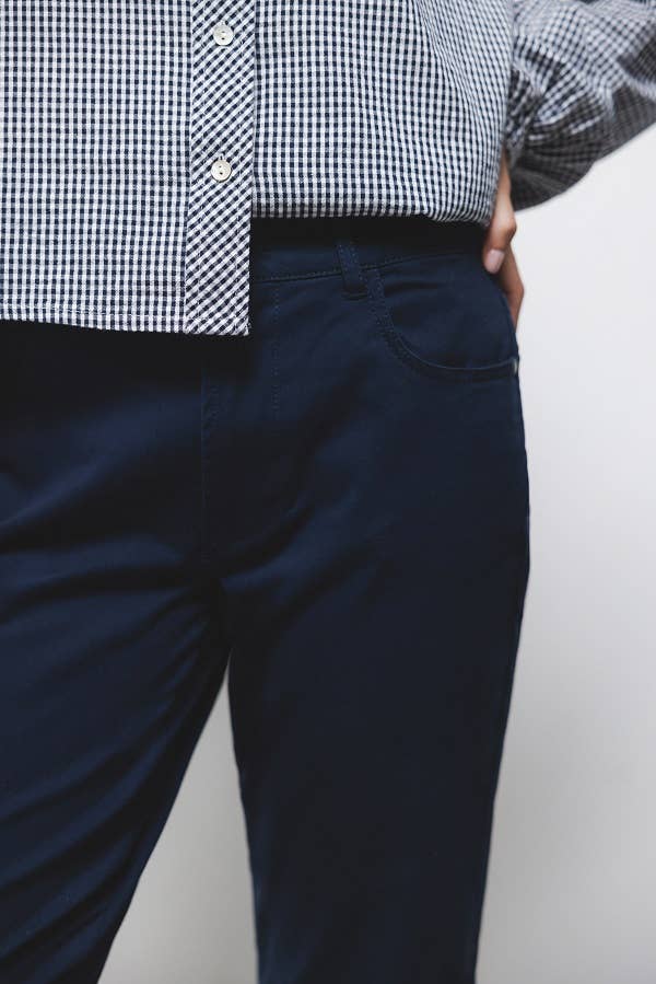 Pantaloni dritti essenziali in cotone stretch