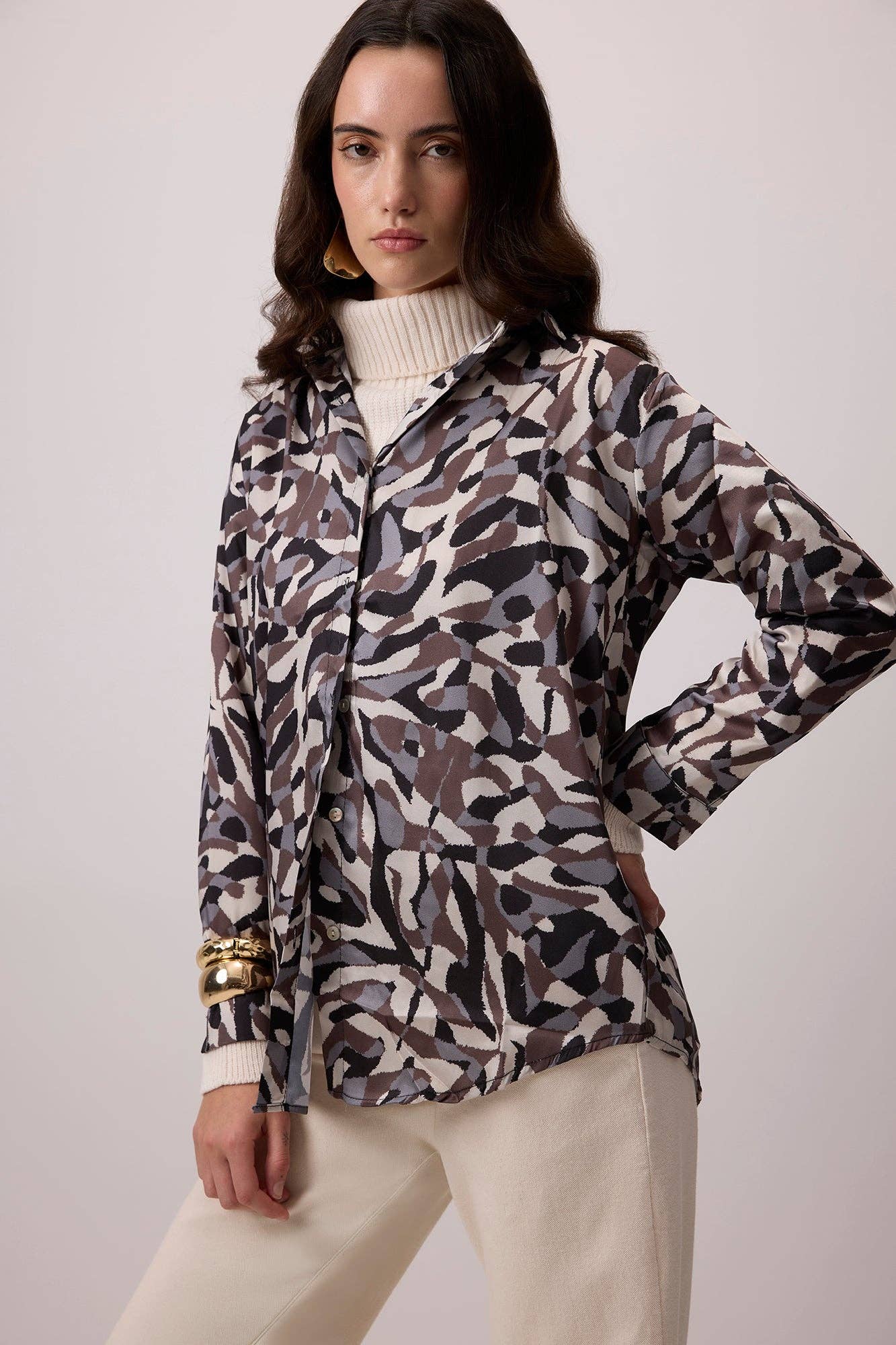 Camicia oversize in viscosa con stampa astratta