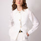 Completo bianco sartoriale con blazer strutturato e pantaloni palazzo