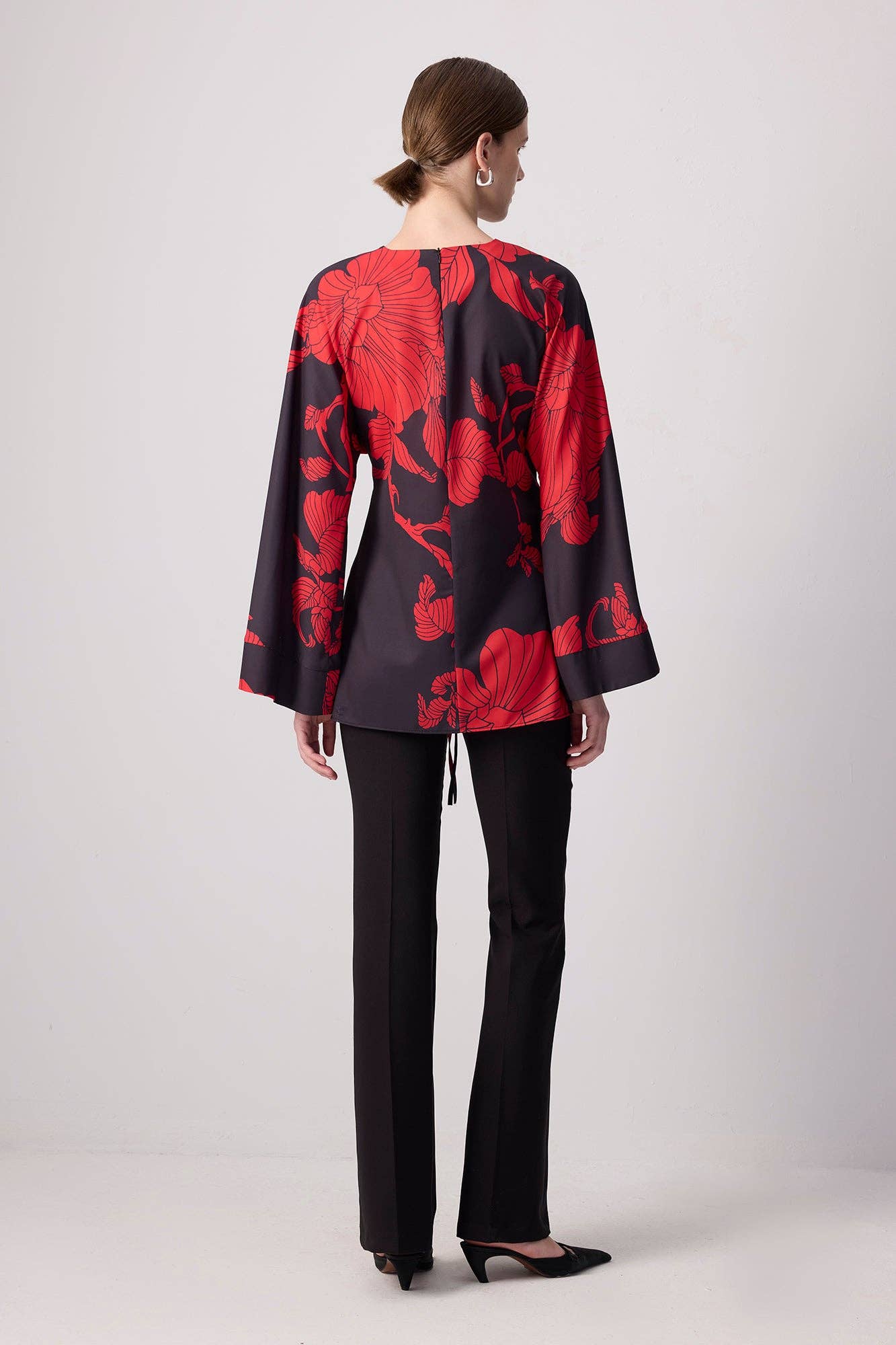Tunica floreale rossa con maniche kimono e cintura