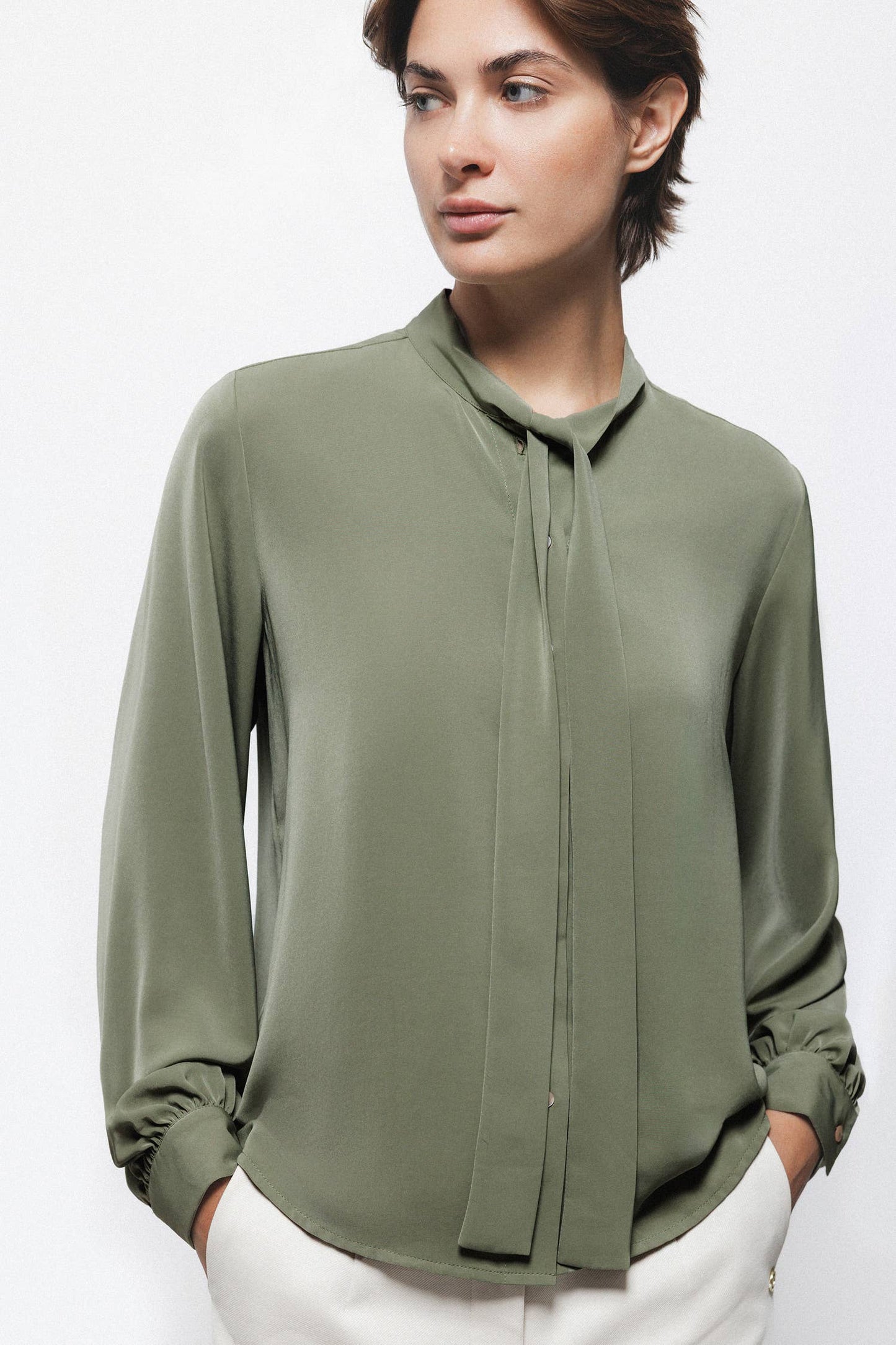 Blusa con fiocco al collo verde salvia