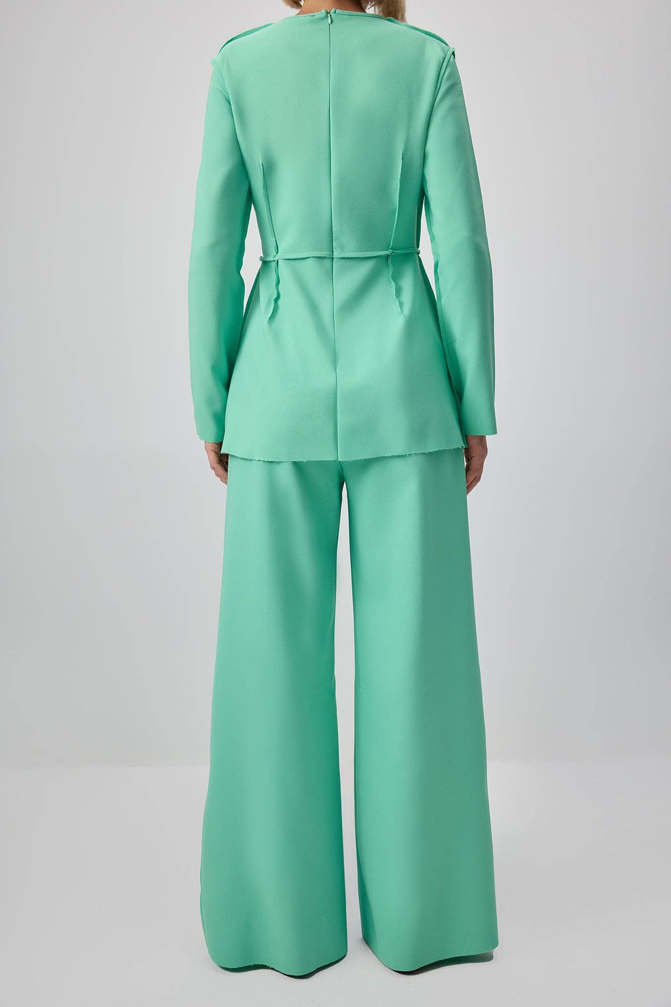 Completo in crepe verde menta con tunica plissettata e pantaloni a gamba larga