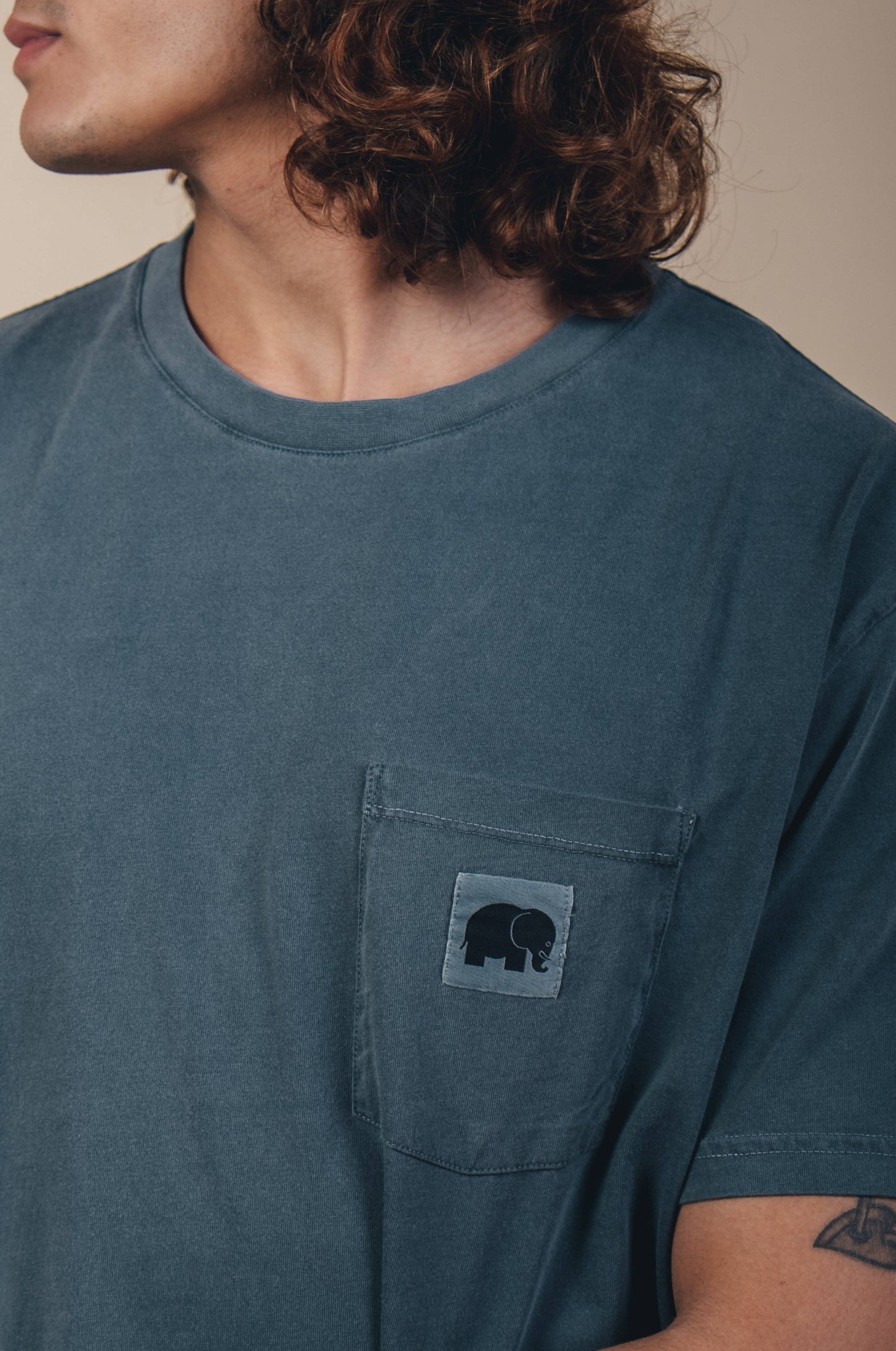 T-shirt in garza tinta a pigmento verde olmo con taschino