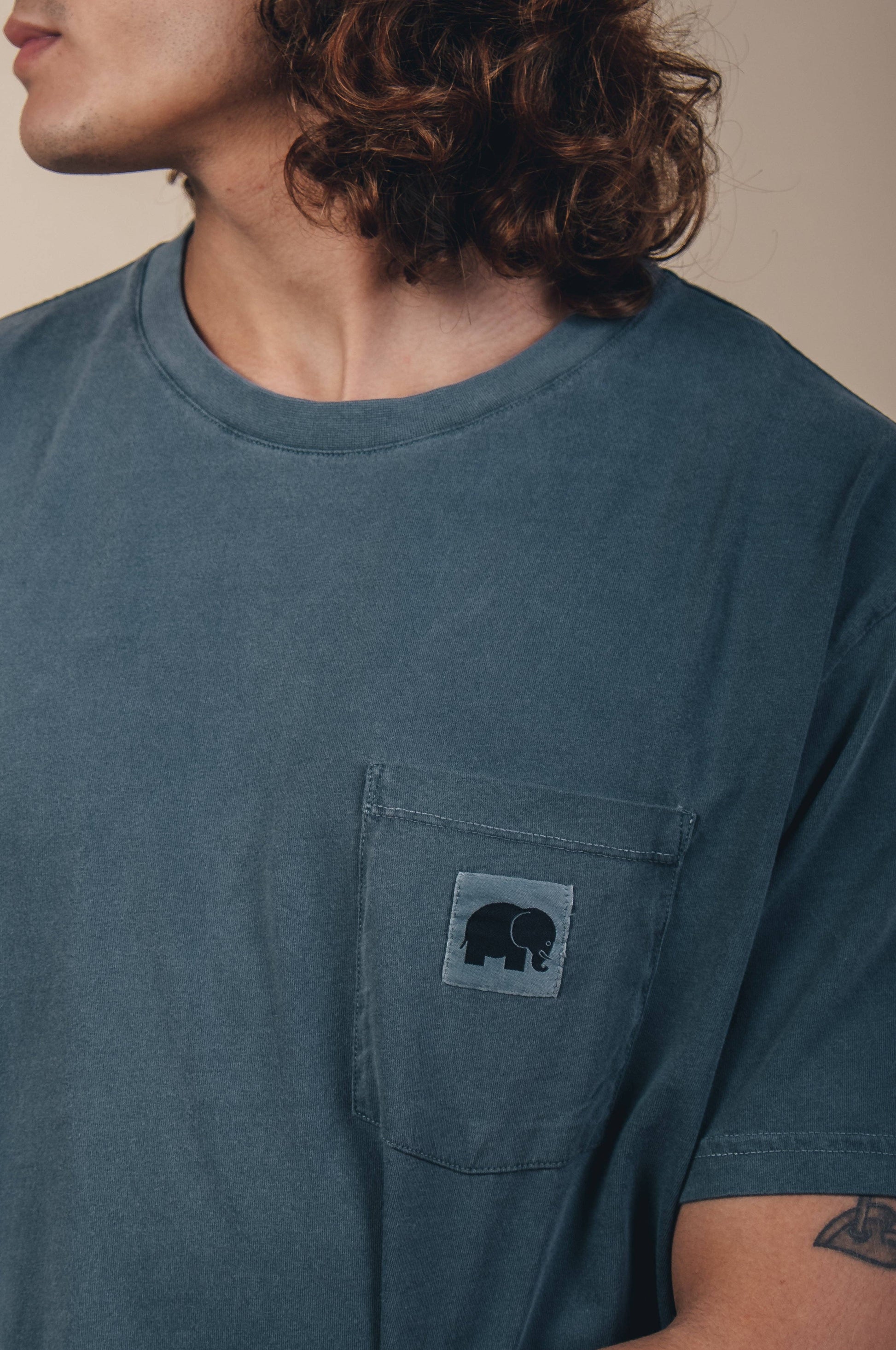 T-shirt in garza tinta a pigmento verde olmo con taschino