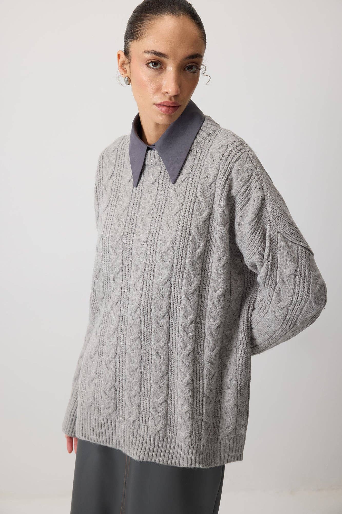 Maglione girocollo in maglia a trecce grigio