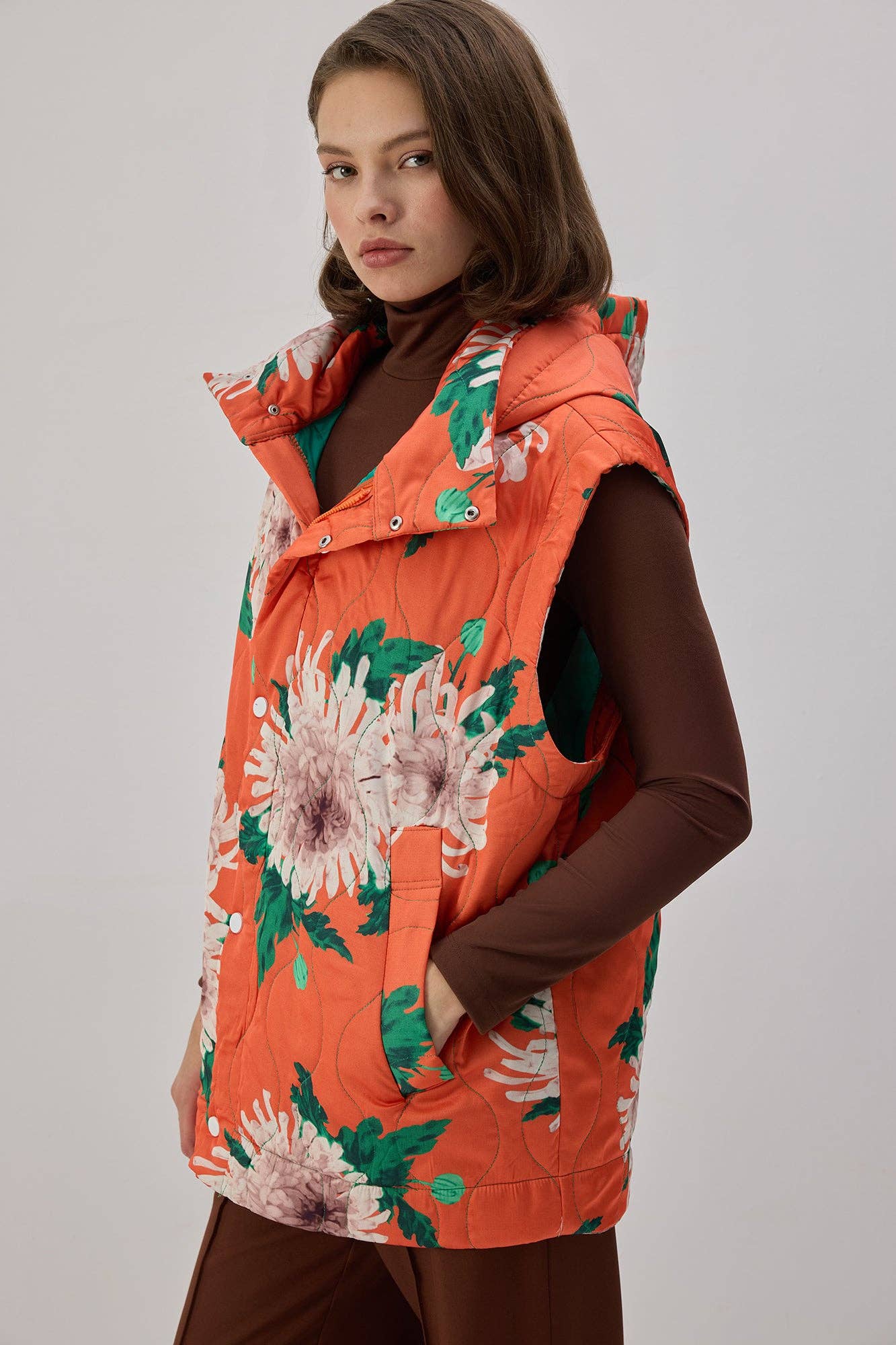 Gilet imbottito con cappuccio floreale arancione