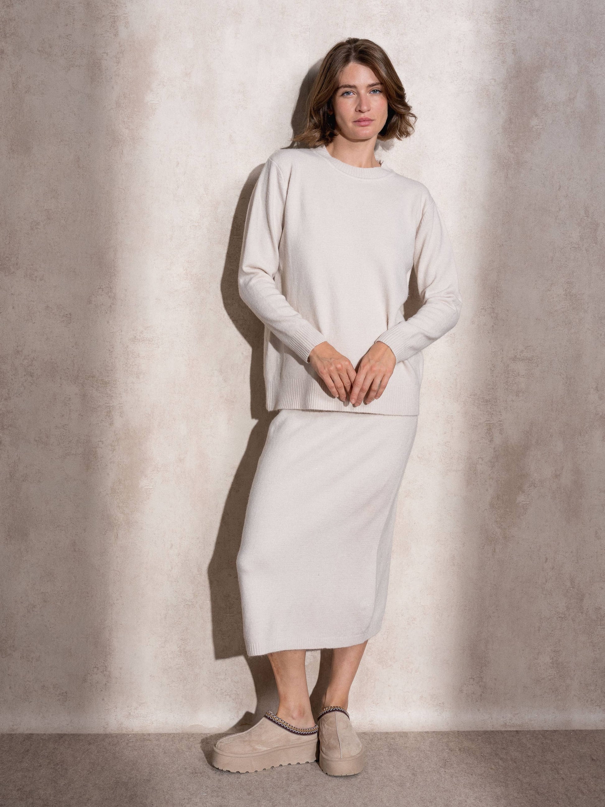 Completo in maglia scintillante due pezzi con gonna midi