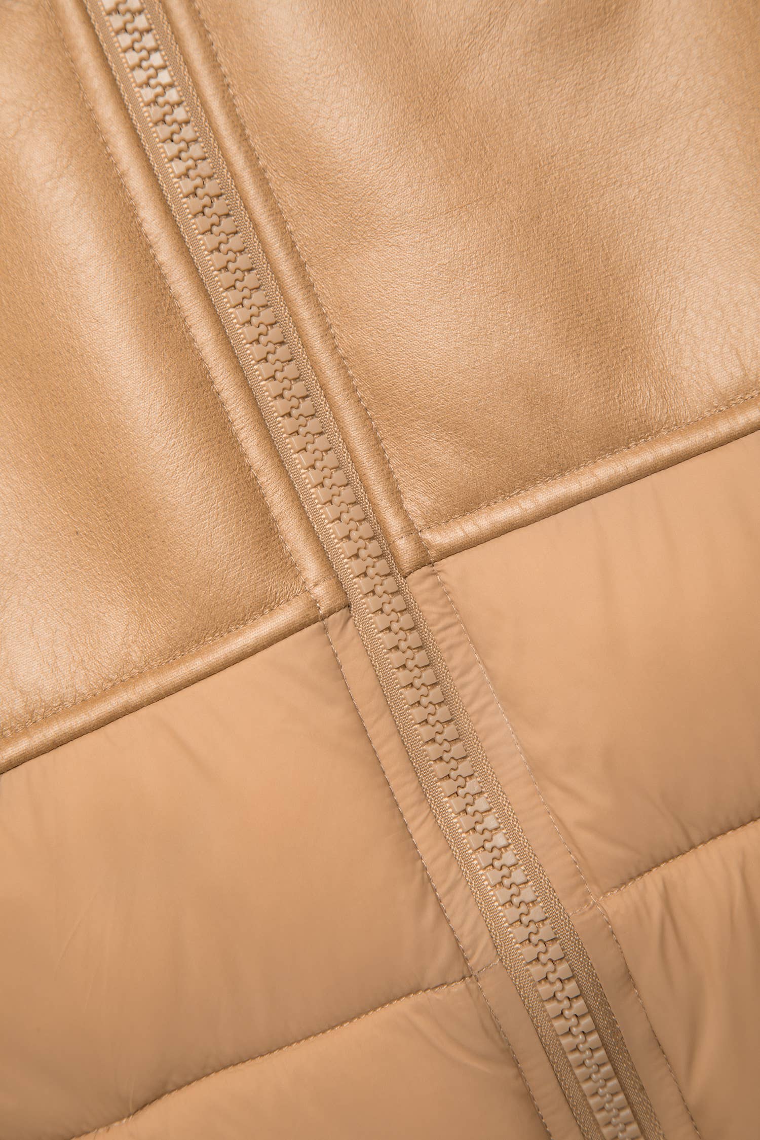 Giacca in ecopelle con cappuccio e zip