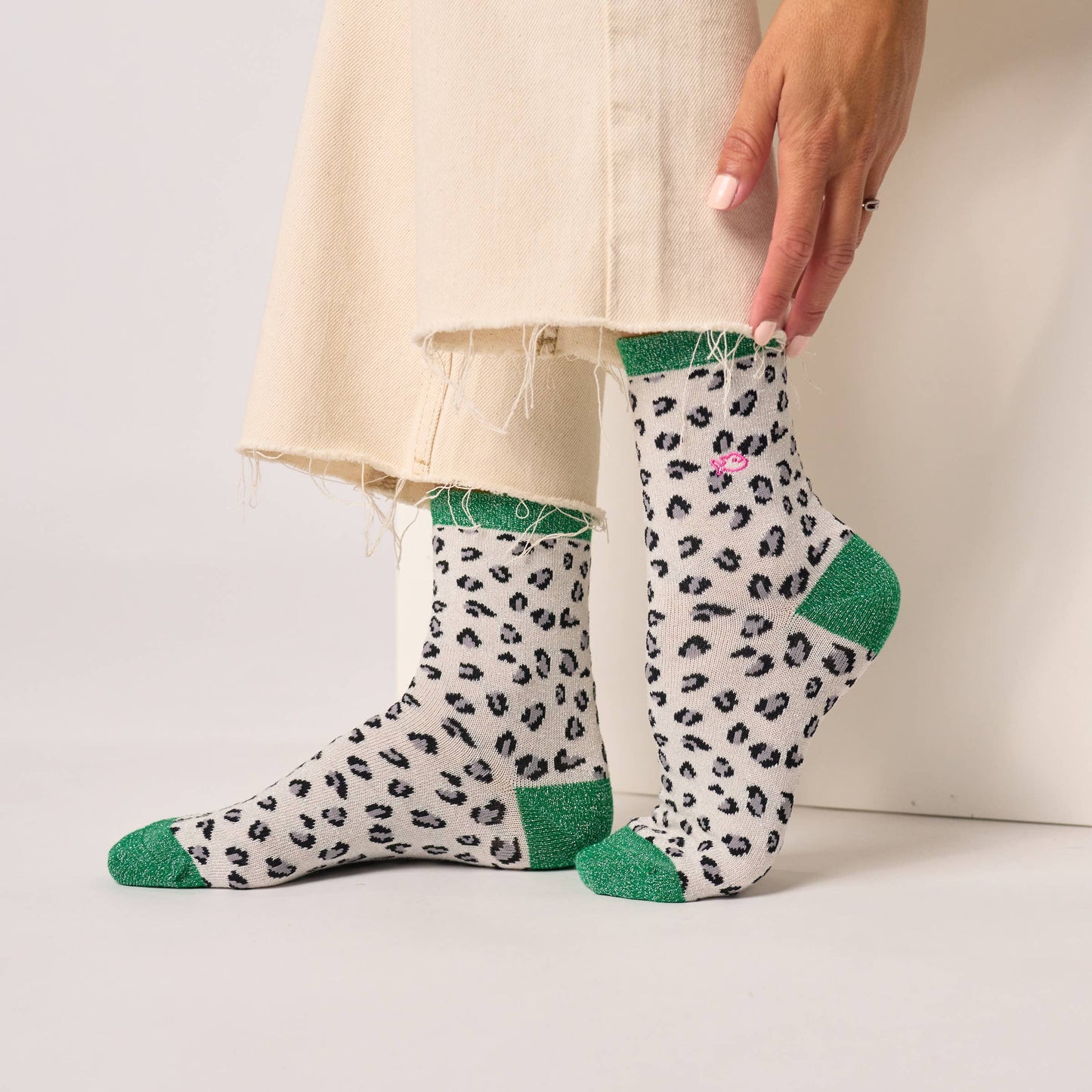 Calzini alla caviglia glitterati leopardati in cotone pettinato bianco e verde