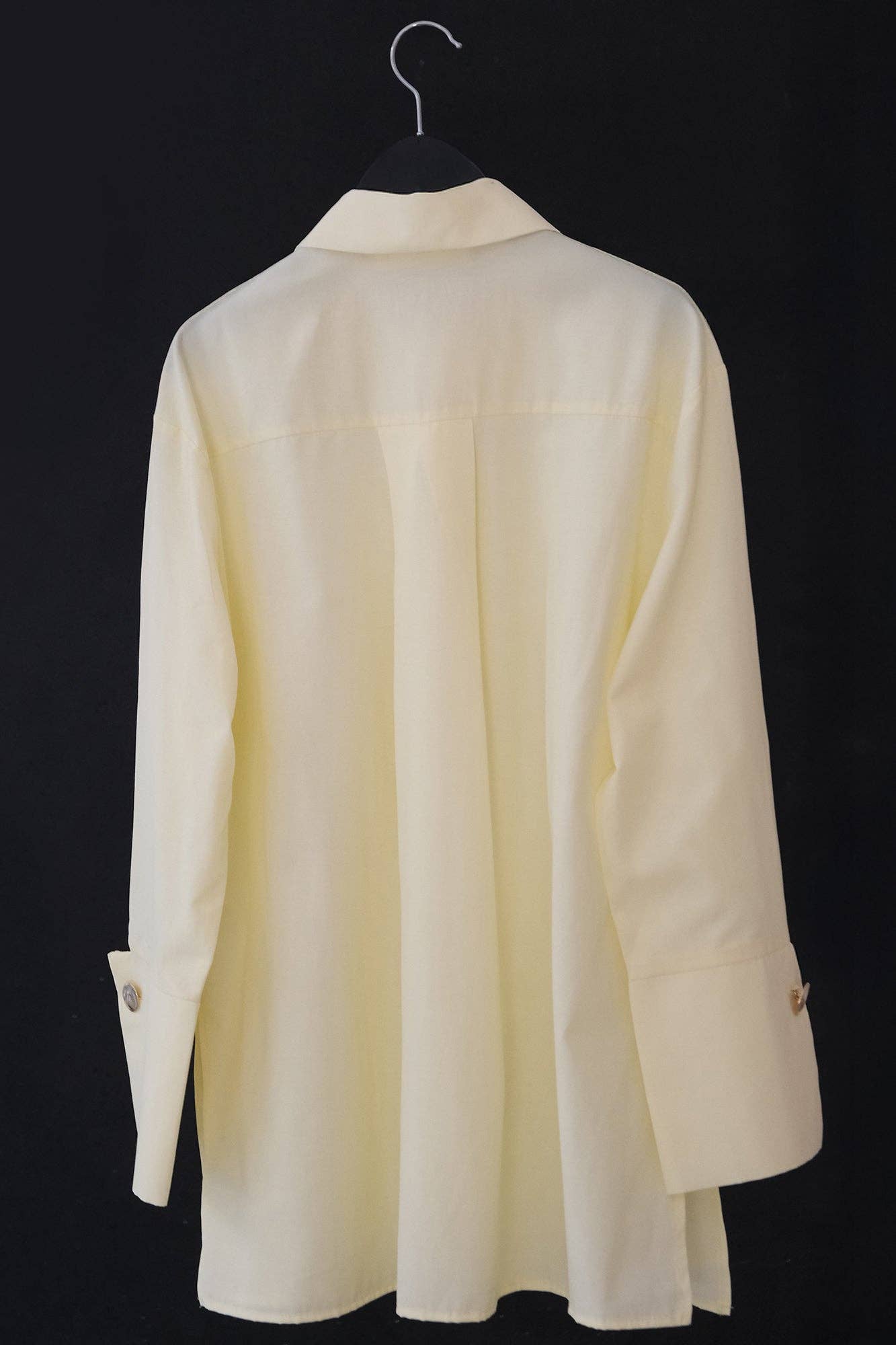 Camicia in popeline giallo burro con polsini oversize