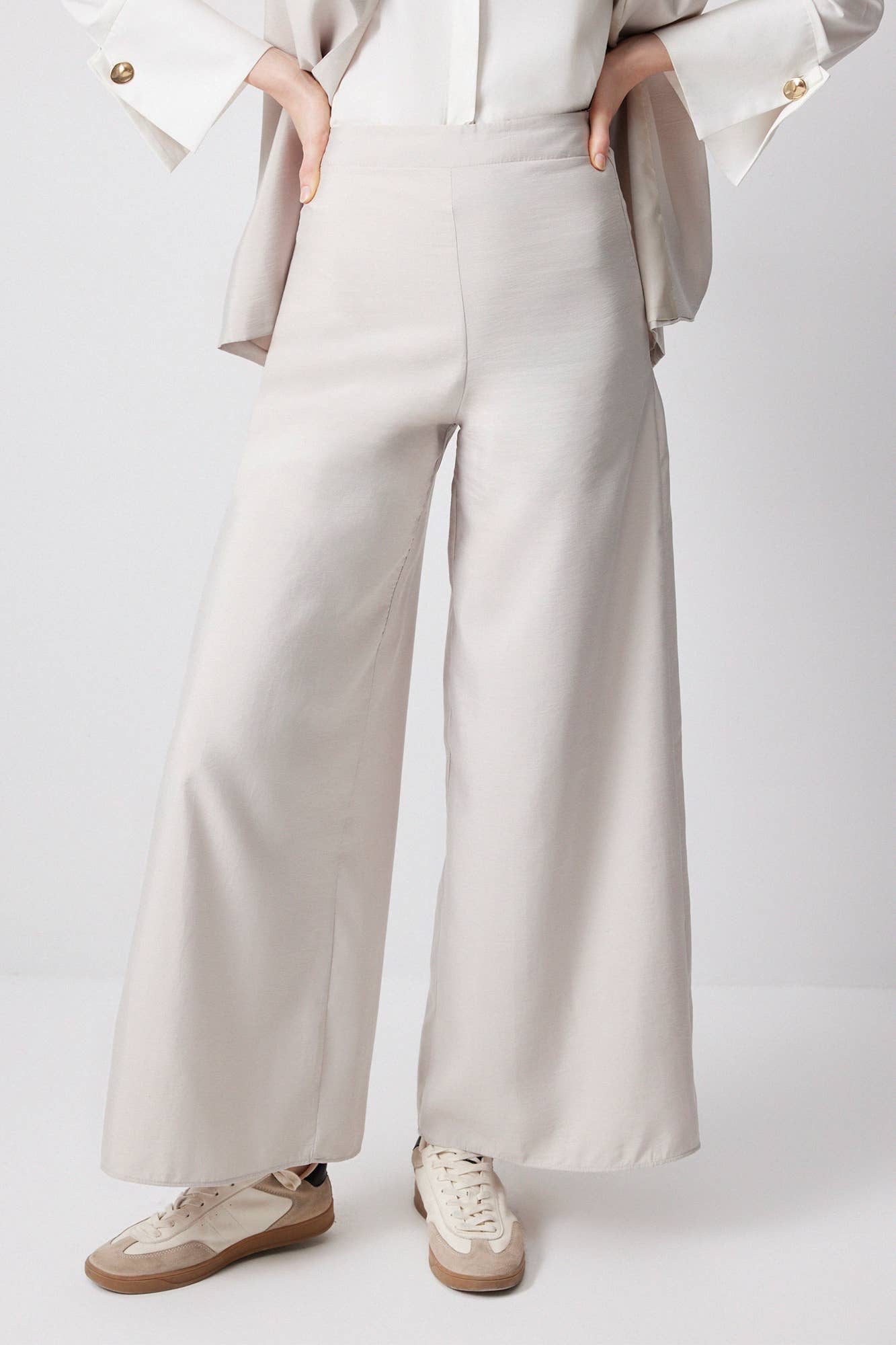 Completo smanicato con gilet cintura e pantaloni palazzo