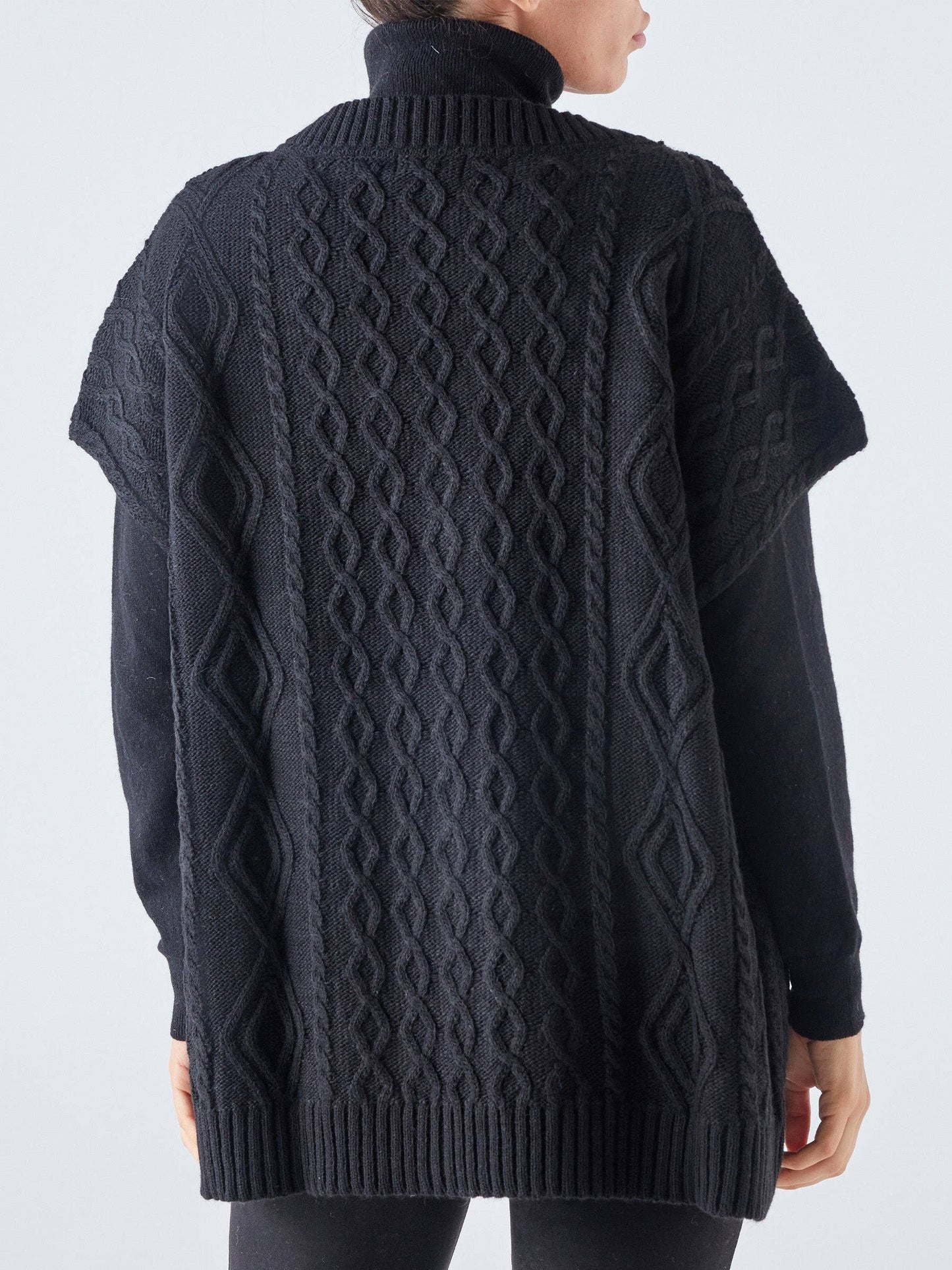 Gilet in maglia a trecce con scollo a V