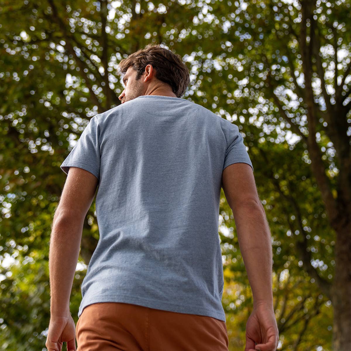 T-shirt pesante in cotone biologico blu con taschino