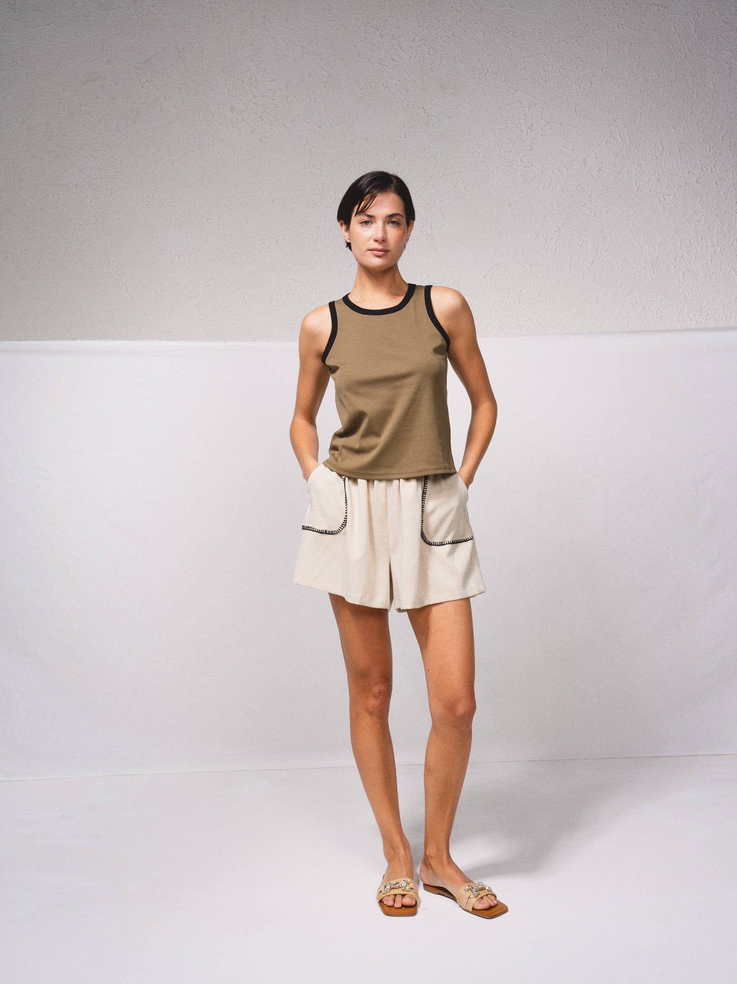 Top basic con bordi a contrasto