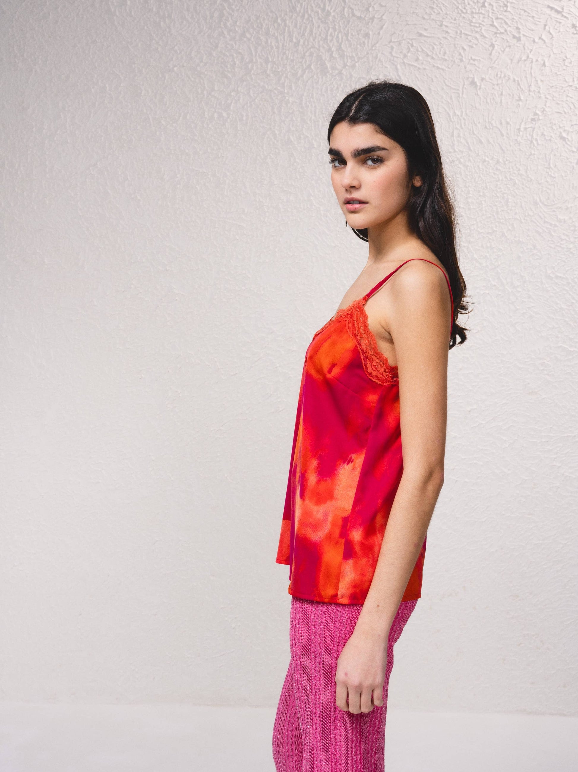 Top stampato con pizzo e scollo a V