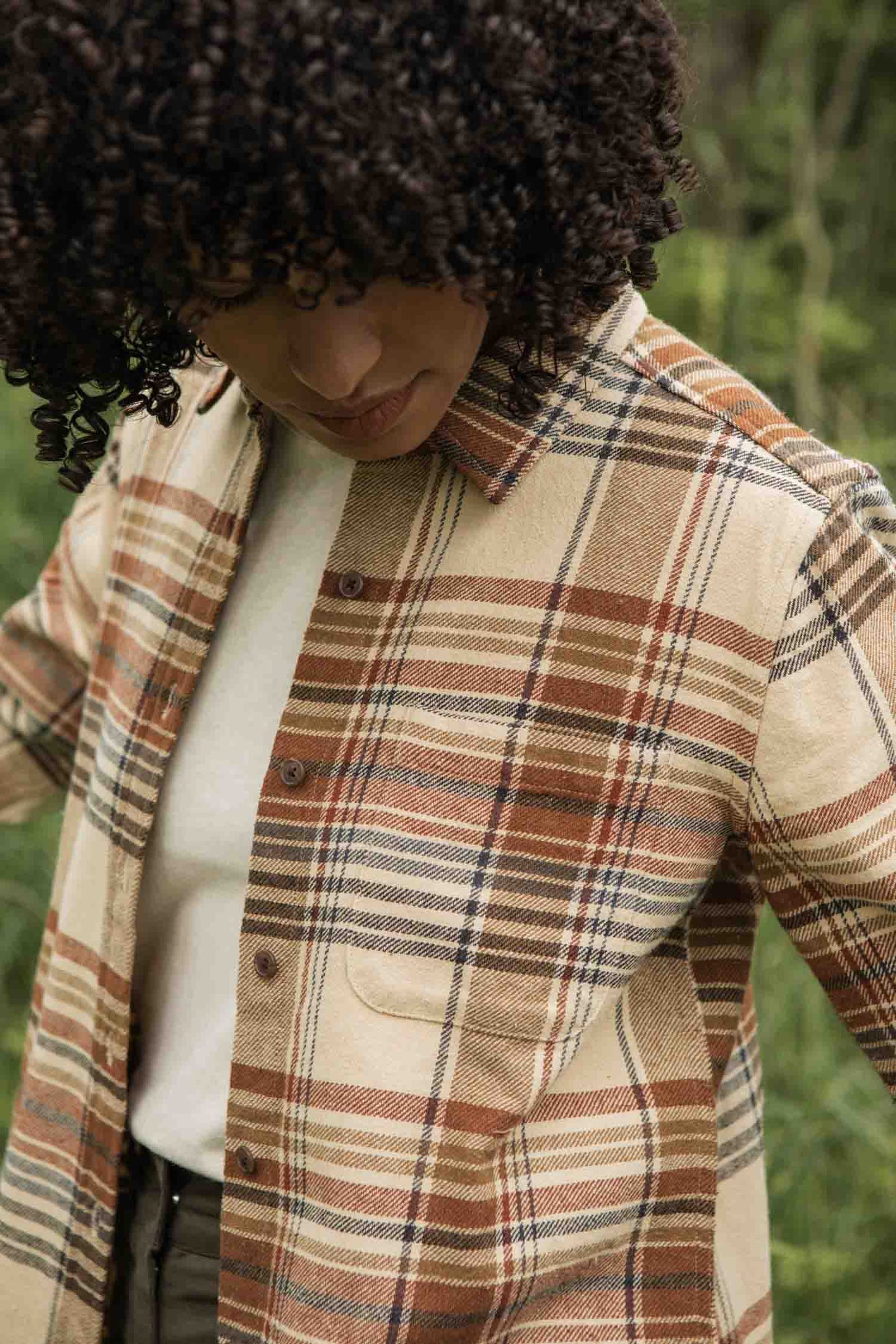 Camicia slim a quadri color latte con tasca